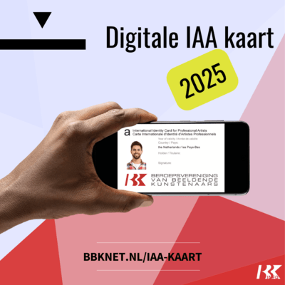 Een hand houd een telefoon vast waarop de digitale IAA kaart 2025 is afgebeeld