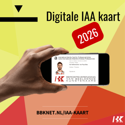 Een hand houd een telefoon vast waarop de digitale IAA kaart 2026 is afgebeeld