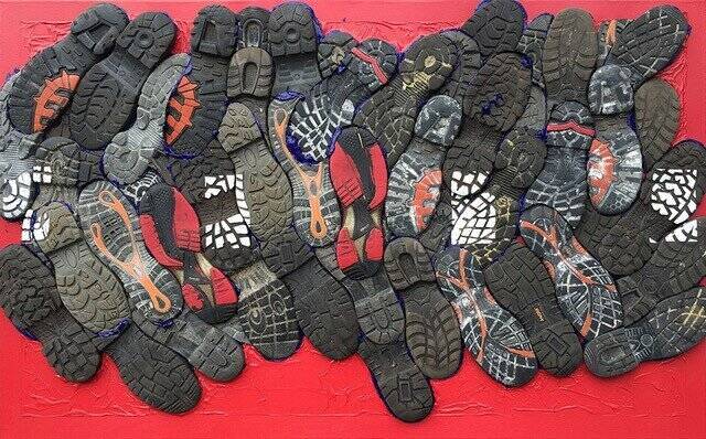 Miles and Miles #13: 19 pairs (2016), oude schoenzolen van S3 werkschoenen, 90 x 145 cm
